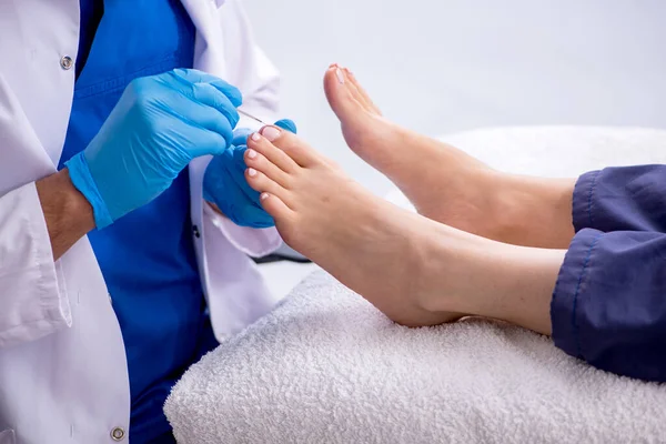 Podiatra leczy stopy podczas zabiegu — Zdjęcie stockowe
