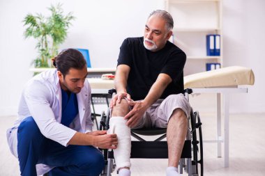 Yaşlı adam genç doktor travmatoloğu ziyaret ediyor.