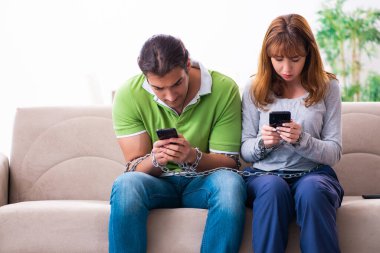 Gadget bağımlılığı konseptinde genç bir çift