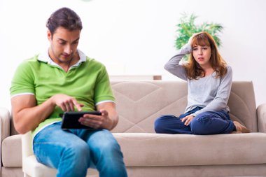 Gadget bağımlılığı konseptinde genç bir çift