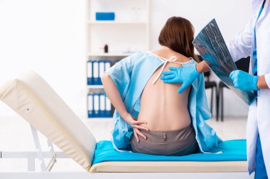 Yaralı genç kadın genç erkek doktoru ziyaret ediyor.