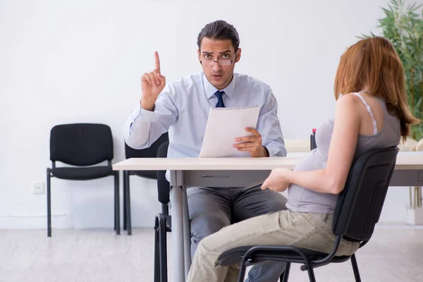 Zwangere vrouw bezoekt mannelijke psycholoog arts — Stockfoto