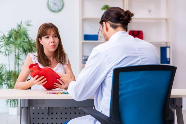 Ung kvinna besöker manlig läkare gastroenterolog — Stockfoto