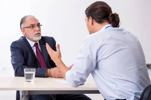 Altunternehmer trifft sich mit Anwalt in Untersuchungshaft — Stockfoto