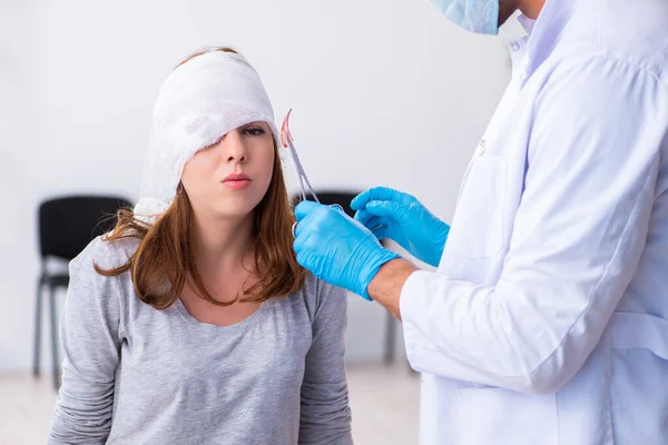 Fiatal fej sérült nő látogató fiatal férfi orvos — Stock Fotó