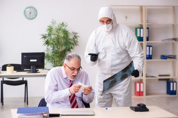 Gammal anställd som smittas av coronavirus på arbetsplatsen — Stockfoto