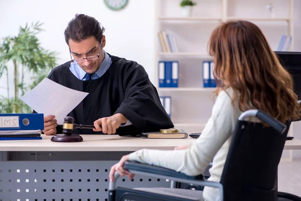 Skadad kvinna och manlig domare i rätten — Stockfoto