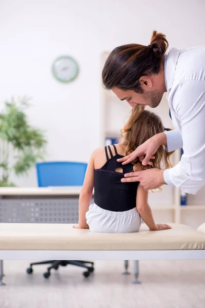 Niña visitando joven médico masculino — Foto de Stock