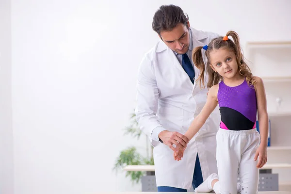 Niña visitando joven médico masculino —  Fotos de Stock