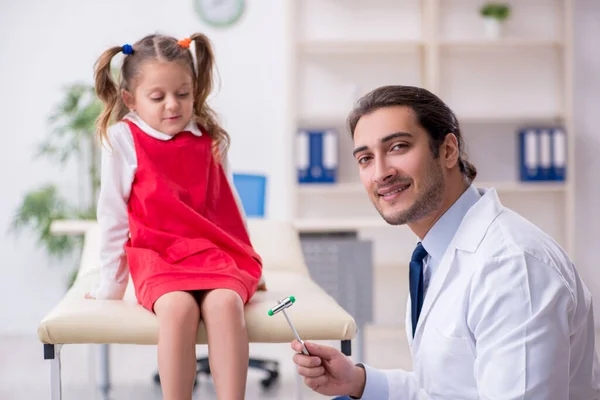 Menina pequena visitando jovem médico masculino — Fotografia de Stock