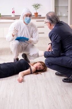 Olay yerinde adli tıp uzmanları var.