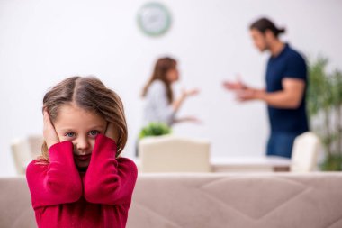 Genç bir çift ve aile içi çatışma konsepti.