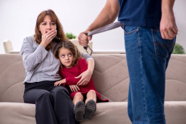 Genç bir çift ve aile içi çatışma konsepti.