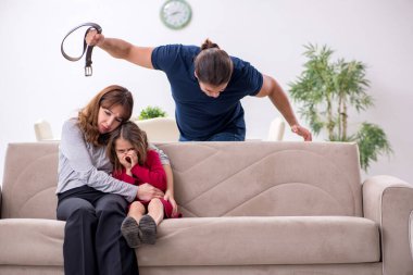 Genç bir çift ve aile içi çatışma konsepti.