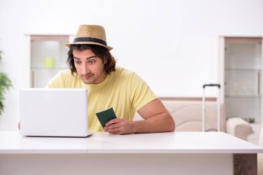 Pasaportu olan genç adam yaz gezisine hazırlanıyor.