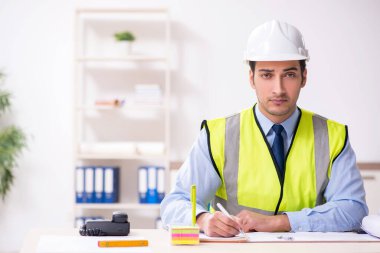 Ofiste çalışan genç erkek mimar.