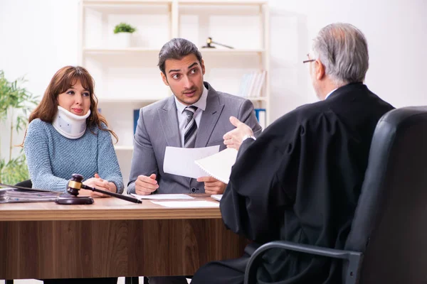 Jonge vrouw in rechtbank met rechter en advocaat — Stockfoto