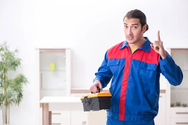 Jonge mannelijke timmerman die binnen werkt — Stockfoto