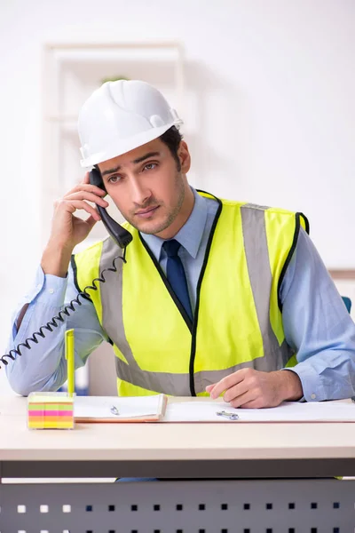 Junger männlicher Architekt arbeitet im Büro — Stockfoto