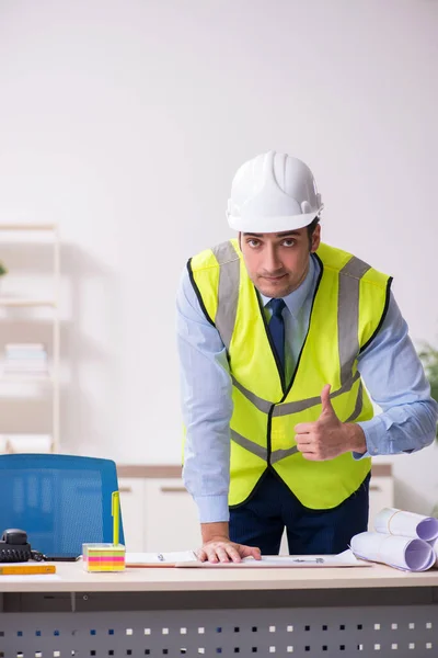 オフィスで働く若い男性建築家 — ストック写真