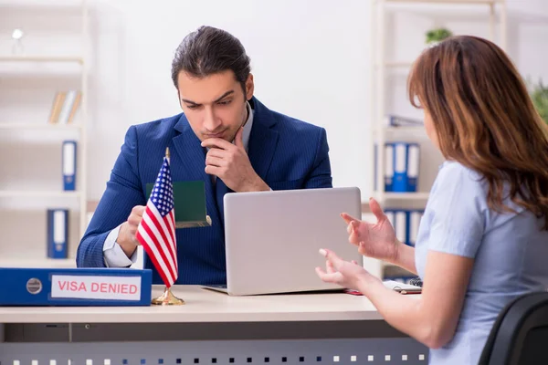 Mladá žena navštíví americkou ambasádu za víza — Stock fotografie