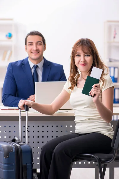 Mujer joven visitando embajada para visa —  Fotos de Stock