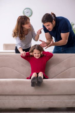 Genç bir çift ve aile içi çatışma konsepti.