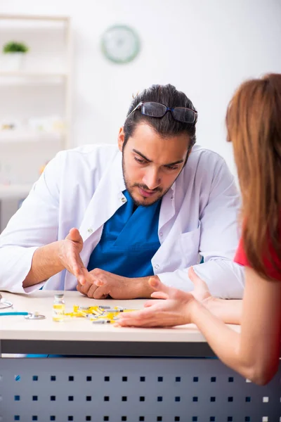 Kvinnlig diabetespatient besöker ung manlig läkare — Stockfoto