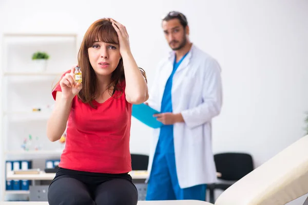 Paziente diabetica femminile in visita al giovane medico maschio — Foto Stock