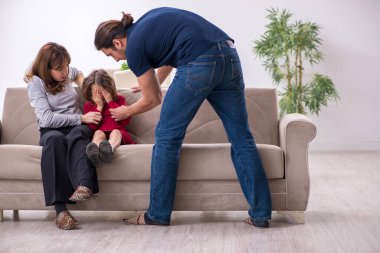 Genç bir çift ve aile içi çatışma konsepti.