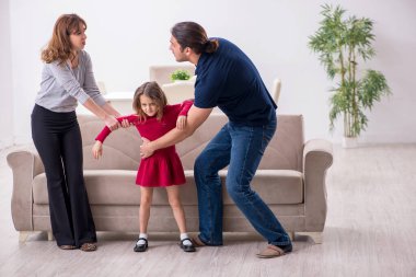 Genç bir çift ve aile içi çatışma konsepti.