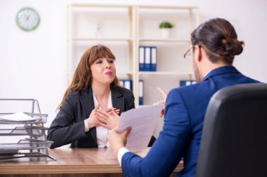 İş adamıyla iş kadını arasındaki iş görüşmesi