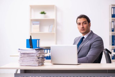 Ofisteki engelli çalışan