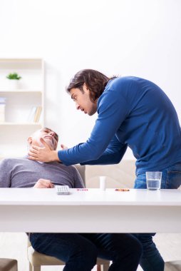 Büyükbaba ve torun ilk yardım konseptinde.