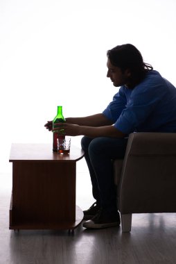 Genç adam alkolizmden muzdarip.