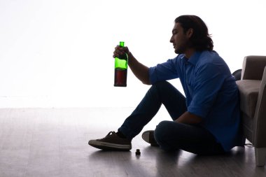 Genç adam alkolizmden muzdarip.