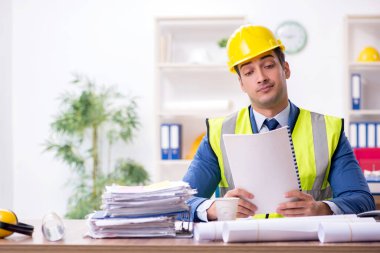 Ofiste çalışan genç erkek mimar.