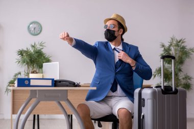 İş adamı salgın sırasında geziye hazırlanıyor