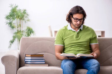 Evde sınava hazırlanan genç bir erkek öğrenci.