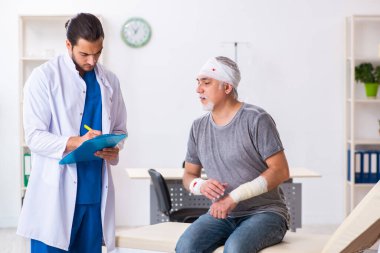 İlk yardım konseptinde genç erkek doktor ve yaşlı hasta.