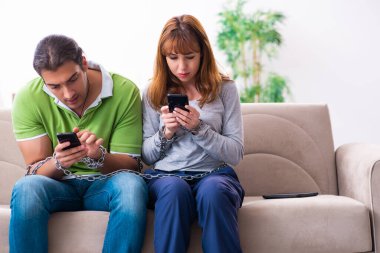 Gadget bağımlılığı konseptinde genç bir çift