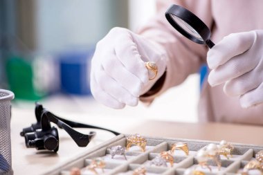 Yaşlı erkek kuyumcu atölyede.