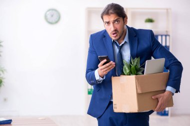 Genç adam işinden kovuluyor.