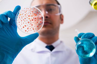 Laboratuvarda çalışan genç bir kimyager.