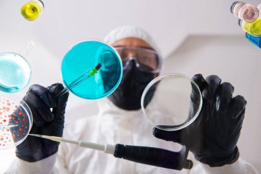 Laboratuvarda çalışan genç bir eczacı.