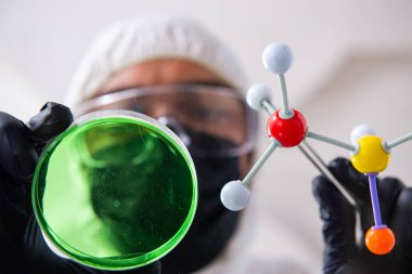 Laboratuvarda çalışan genç bir kimyager.