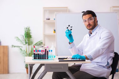 Laboratuvarda çalışan genç bir kimyager.