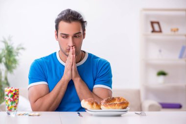 Diyet konseptinde genç aç bir adam