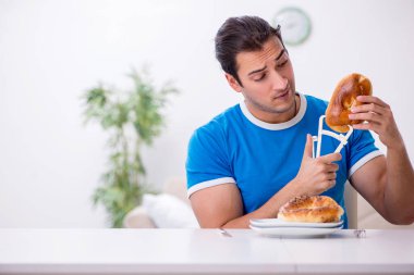 Diyet konseptinde genç aç bir adam