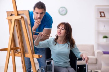 Engelli karı ve genç koca evde.